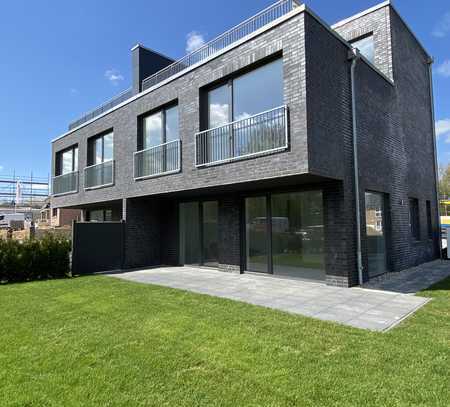 NEUWERTIG: Moderne Doppelhaushälfte mit 5 Zimmern und Dachterrasse