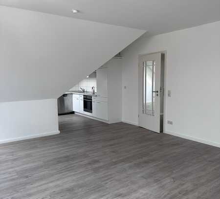 ***schöne Dachgeschosswohnung mit Einbauküche***