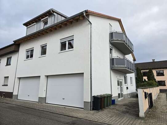 Großzügige 3-Zimmer-Dachgeschosswohnung mit Terrasse und Balkon in Ketsch