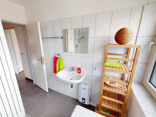 Helle geräumige 4 Zimmer Erdgeschosswohnung mit Dusche und Wanne (vermietet)