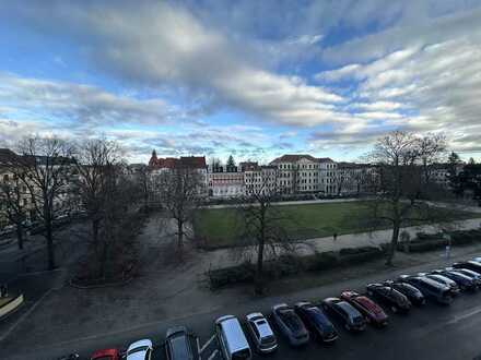 Schön geschnittene, helle 1-Raum-Dachgeschosswohnung mit halboffener Küche, direkt am Wilhelmsplatz!