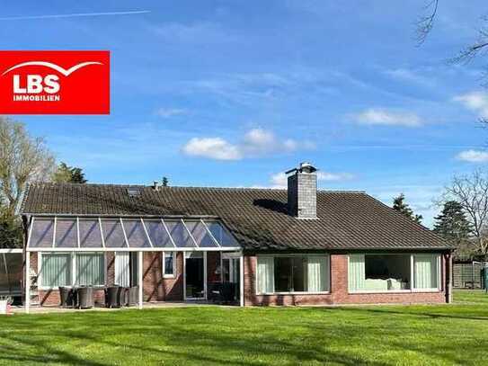 Moderner freistehender Bungalow auf großem Grundstück in grüner Wohnlage !