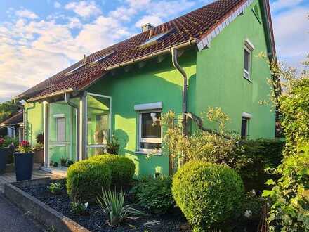 Modernes Zweifamilienhaus mit liebevoll angelegtem Garten
