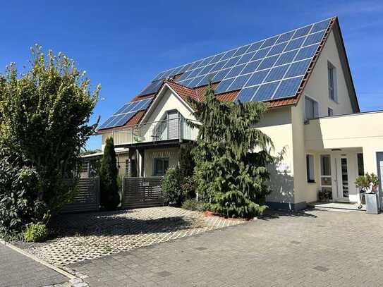 Ein tadellos gepflegtes, stilvolles Passivhaus - als 1 oder 2 Familienhaus - mit enorm viel Platz !