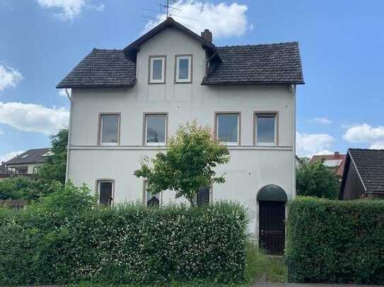 Für Handwerker- renovierungsbedürftiges Mehrfamilienhaus.