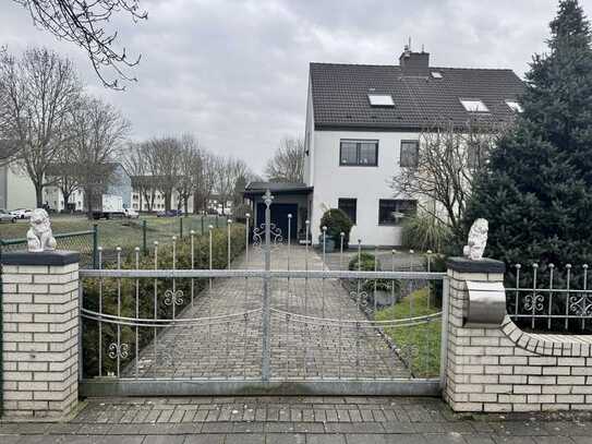 Gepflegte Doppelhaushälfte mit eigener Einfahrt XL Garage und Carport !