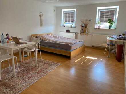 Nachmieter*in Gesucht* Helles & zentrales Zimmer in toller 3er WG