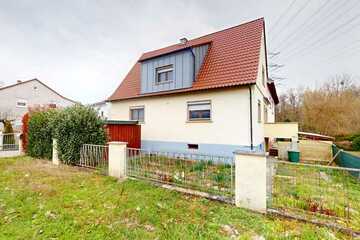 ~~ ERDGESCHOSSWOHNUNG MIT BALKON IN VERKEHRSGÜNSTIGER LAGE ~~