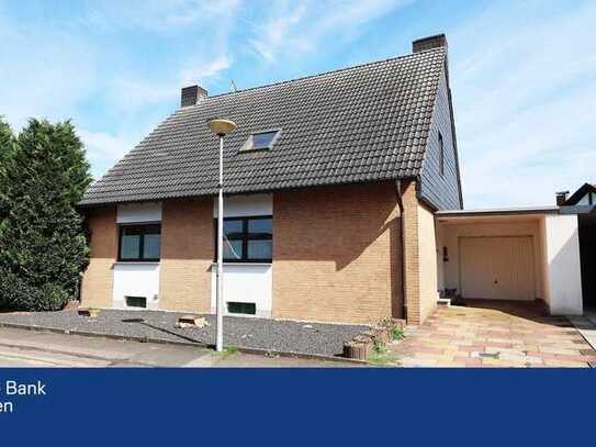 Viersen-Heimer: Freistehendes Ein- bis Zweifamilienhaus mit Garten und Garage