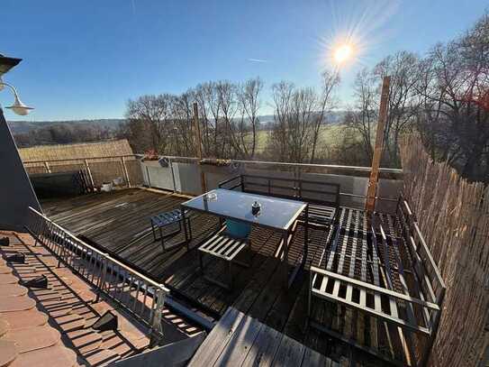 Charmante 2-Zimmer-Dachgeschosswohnung mit Dachterrasse und Einbauküche in Schöngeising