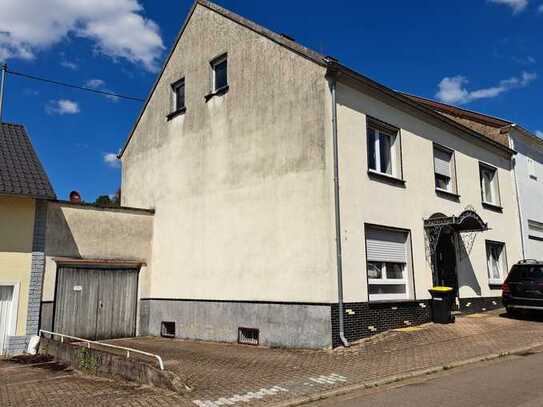 Wohnhaus mit Balkon, Garage und zusätzlichem Grundstück gegenüber in ruhiger Lage von Düppenweiler