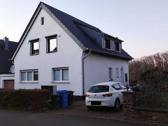 Erstbezug nach Sanierung mit Einbauküche: Attraktive 3-Raum-DG-Wohnung mit geh. Innenausstattung