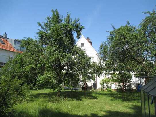 GIS IMMOBILIEN - Kleines Haus im idyllischen Garten!