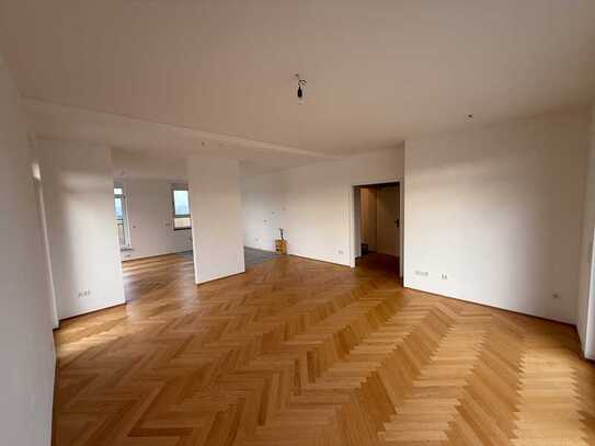 Exklusive 5-Zimmer-Penthouse-Wohnung mit schöner Innenausstattung mit Balkon in Wertheim