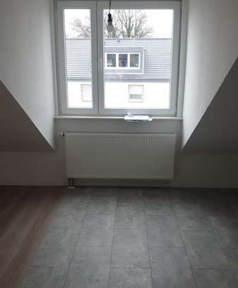 Renovierte Dachgeschosswohnung mit Loggia nähe Rurbad, Stellplatz möglich