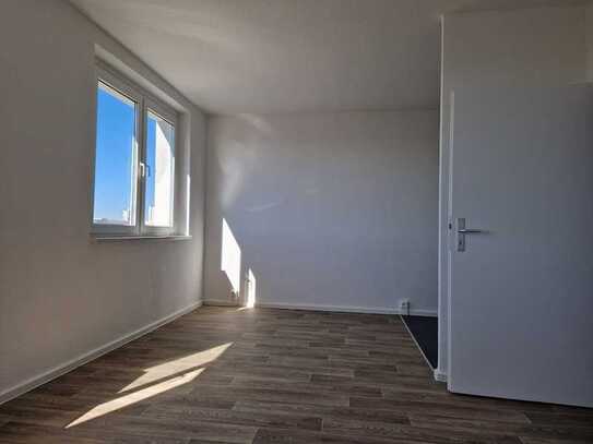 Geräumige 3-Zimmer-Wohnung im Hochhaus mit offener Küche und elegantem Bad! Jetzt Gutschein sichern!
