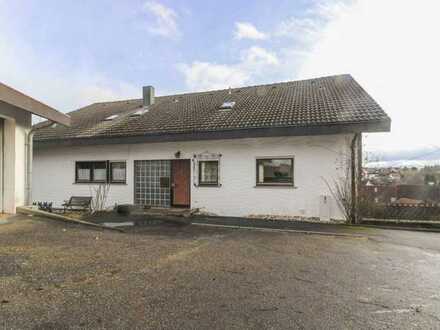 Grünes Wohnen auf 2 Etagen: Maisonette mit großem Balkon und eigenem Garten in Fluorn-Winzeln