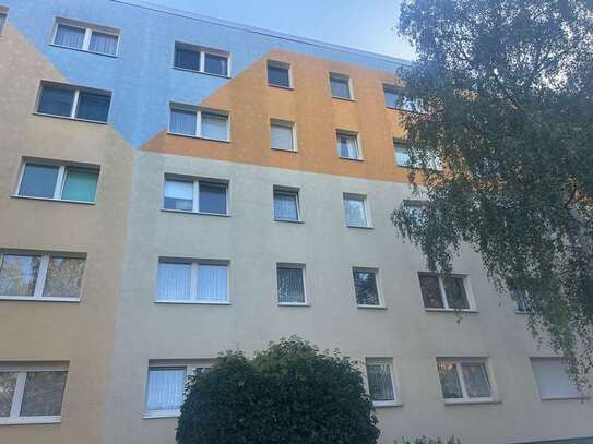 Modernisierte Wohnung in beliebter Etage, Randlage von Halle-Neustadt, idyllisch im Grünen & Loggia!