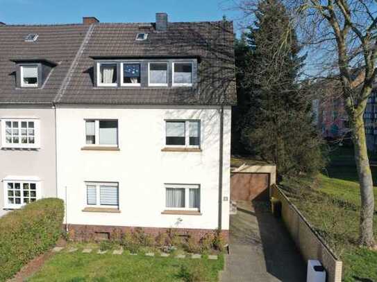 Leben unter einem Dach: Großzügiges Zweifamilienhaus mit Gartenidylle