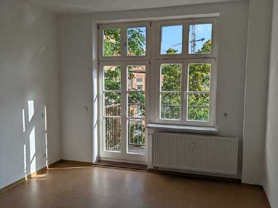 Innenstadt: schöne Altbauwohnung mit Balkon und Lift