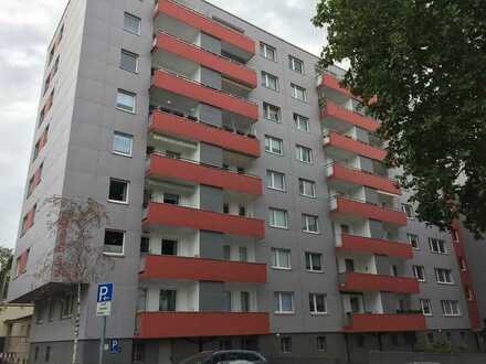 Stilvolle, vollständig renovierte 3-Zimmer-Wohnung mit Balkon und Einbauküche in Köln Deutz