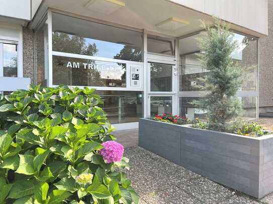 Gut geschnittene Dreizimmerwohnung mit zwei Balkonen, Pool und Tiefgaragenstellplatz