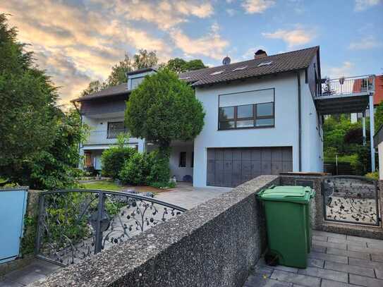 Wunderschöne neu sanierte 4-Zimmer-Wohnung im EG im gepfl. 3-Fam-Haus