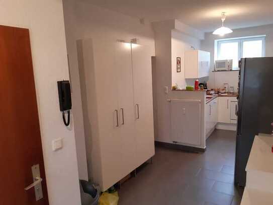 von privat / 3 Zimmer im EG mit Einbauküche / Laminat / im Hinterhaus