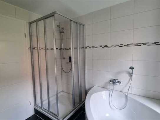 ***NEU renoviert-Wohnen in Super Lage 2 - Raum Wohnung mit Balkon! ***