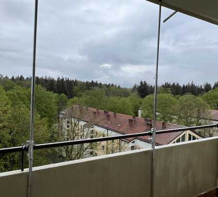 Schöne Wohnung mit gehobener Innenausstattung und tollem Ausblick in Fürstenried