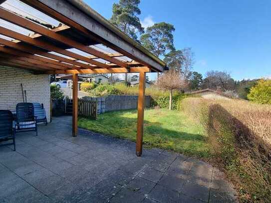 Sanierungsbedürftiger Bungalow auf Erbbaugrundstück – 3,5 Zimmer, Terrasse, Garten und Stellplatz