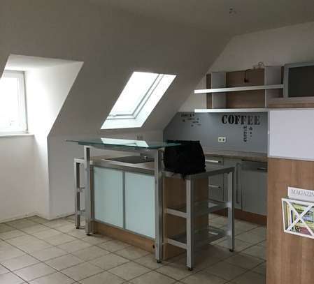 + Schöne 3 Zi. Dachgeschoss, Balkon, Einbauküche u. Tageslichtbad +