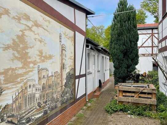 BELIEBTES WEBERHAUS IN KOMPOSITION MIT IDYLLISCHEM NEBENGELASS