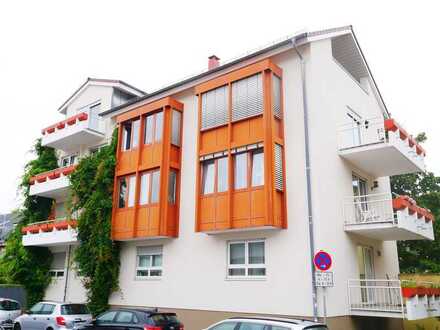 Helle 2-Zimmerwohnung in Citylage mit großem Südbalkon, Einbauküche und Tiefgaragenplatz.