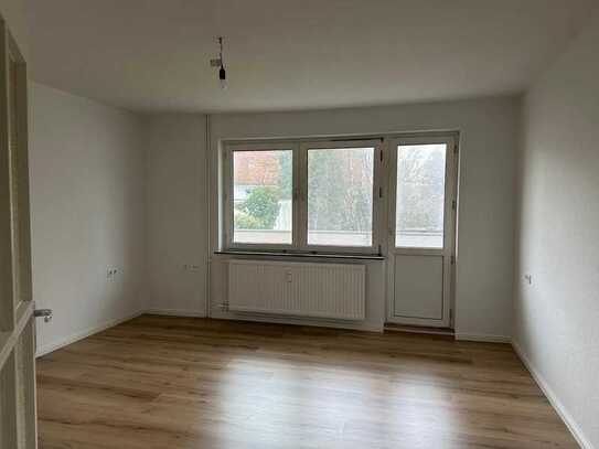 Komplett sanierte Wohnung mit Balkon.