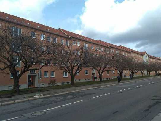 TOP - Vermietete 2-Zimmer mit Balkon, Laminat und Einbauküche!