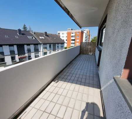 Renovierte schöne 3-Zimmer- Wohnung mit großem Balkon