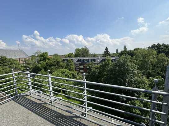 Helle 2-Zimmer-Dachgeschosswohnung mit sep. Küchenbereich und Balkon in D-Unterrath