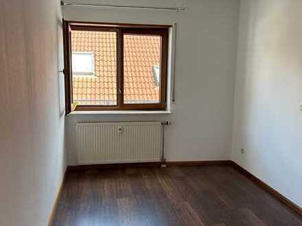 Geschmackvolle 2-Raum-Dachgeschosswohnung mit Balkon und Einbauküche in Nußloch
