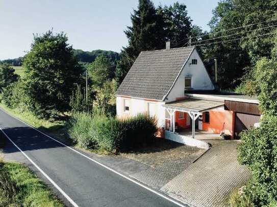 Idyllisches Einfamilienhaus am Dorfrand mit großem Grundstück, toller Aussicht und Potenzial