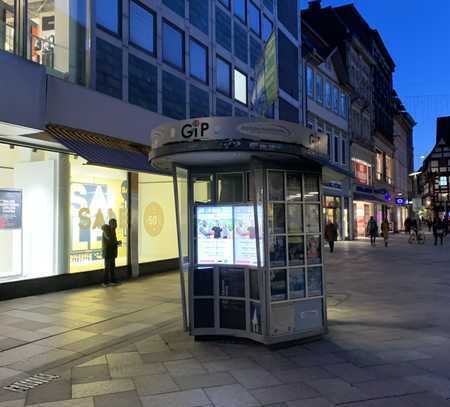 Kleiner Kiosk mitten in der Fußgängerzone