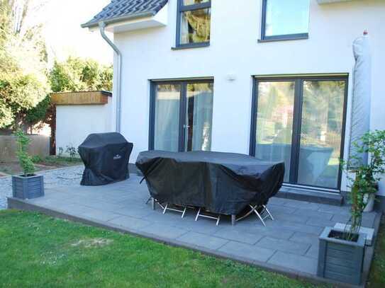 Moderner Neubau mit Garten
