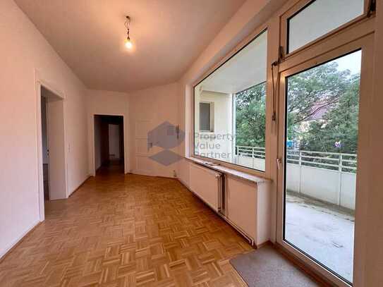 Große Altbauwohnung mit Parkett und großem Wohnzimmer und Westbalkon