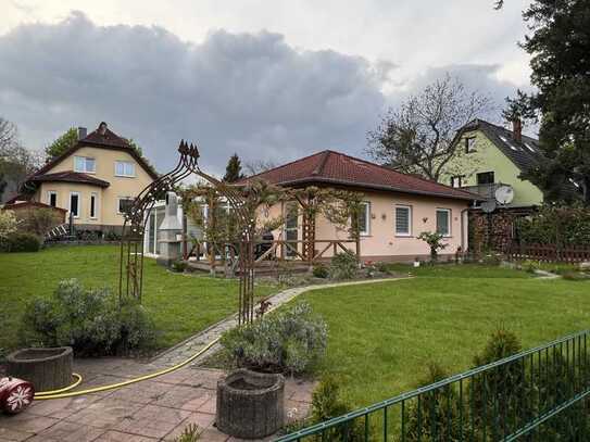 ein schöner und moderner Bungalow