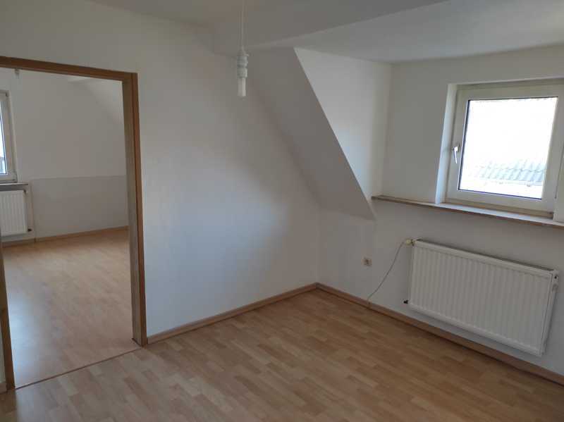                                                               Sanierte 4-Raum-Dachgeschosswohnung mit Einbauk&uuml;che in Haibach                                                       in Haibach (Aschaffenburg)