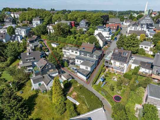 Saniertes, bergisches Wohnhaus mit zusätzlichen Praxisflächen, drei Garagen und gro