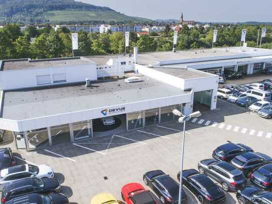 Autohaus Gewerbe Verkaufshalle mit zahlreichen Stellplätzen