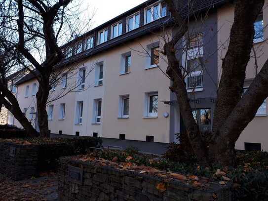 Zentrale, einzugsfertige 3-Raum-Wohnung mit Südbalkon mit Blick ins Grüne