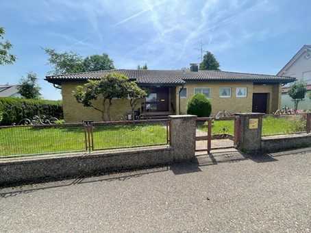 Freistehender Winkelbungalow mit großem Grundstück in ruhiger Lage auf dem Land