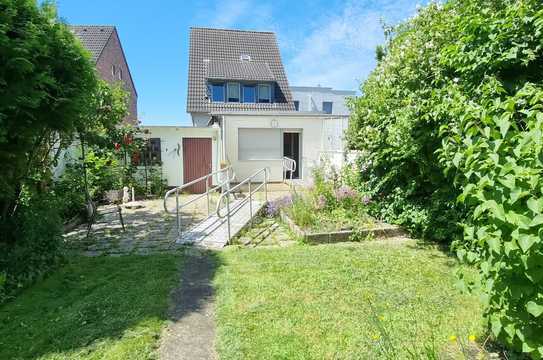 Mit genehmigtem Bescheid der Stadt Köln. Das Haus kann um ca. 58 m², II Geschosse, erweitert werden.